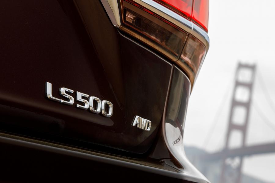 Логотип Lexus LS500h AWD 2017 года  (NA) (фото 43 из 96)
